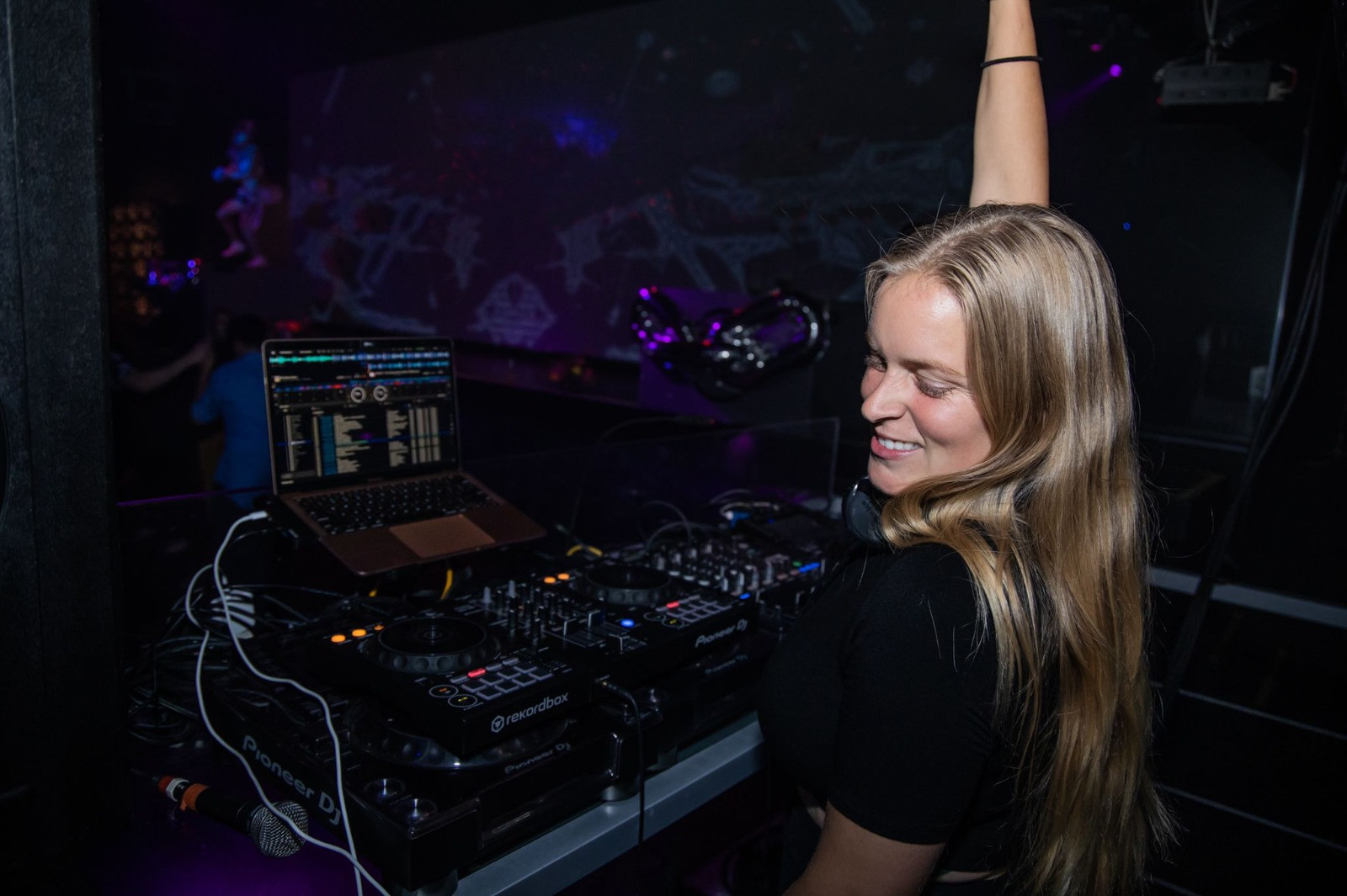 DJ Miss Haze | Top-rated Female Wedding DJ & MC in Chicago, IL